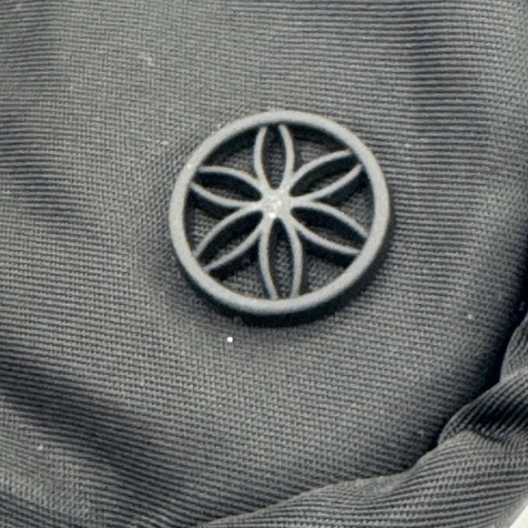 Gaiam Yoga Sidekick Waist Pack Belt Waist Bag All Black crossbody Purse Logo EUC - Picture 5 of 7